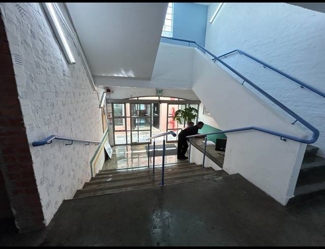 85M² BUILDING TO LET IN WOODSTOCK